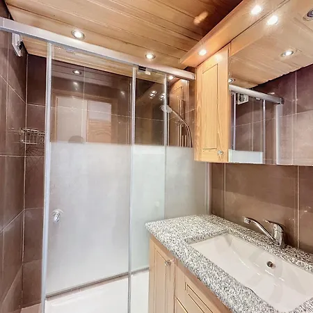 Apartment 3 Pieces Equipe Avec Balcon Et Box Ferme, A 1,2 Km Du Centre De - Fr-1-560-141 Combloux